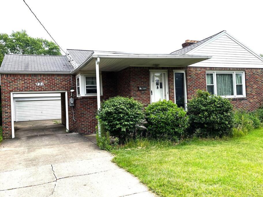Entire In - 6 Guests 3 Bedroom 1 Bath - Convenient Location - 25min To Niagara Falls Hébergement de vacances *