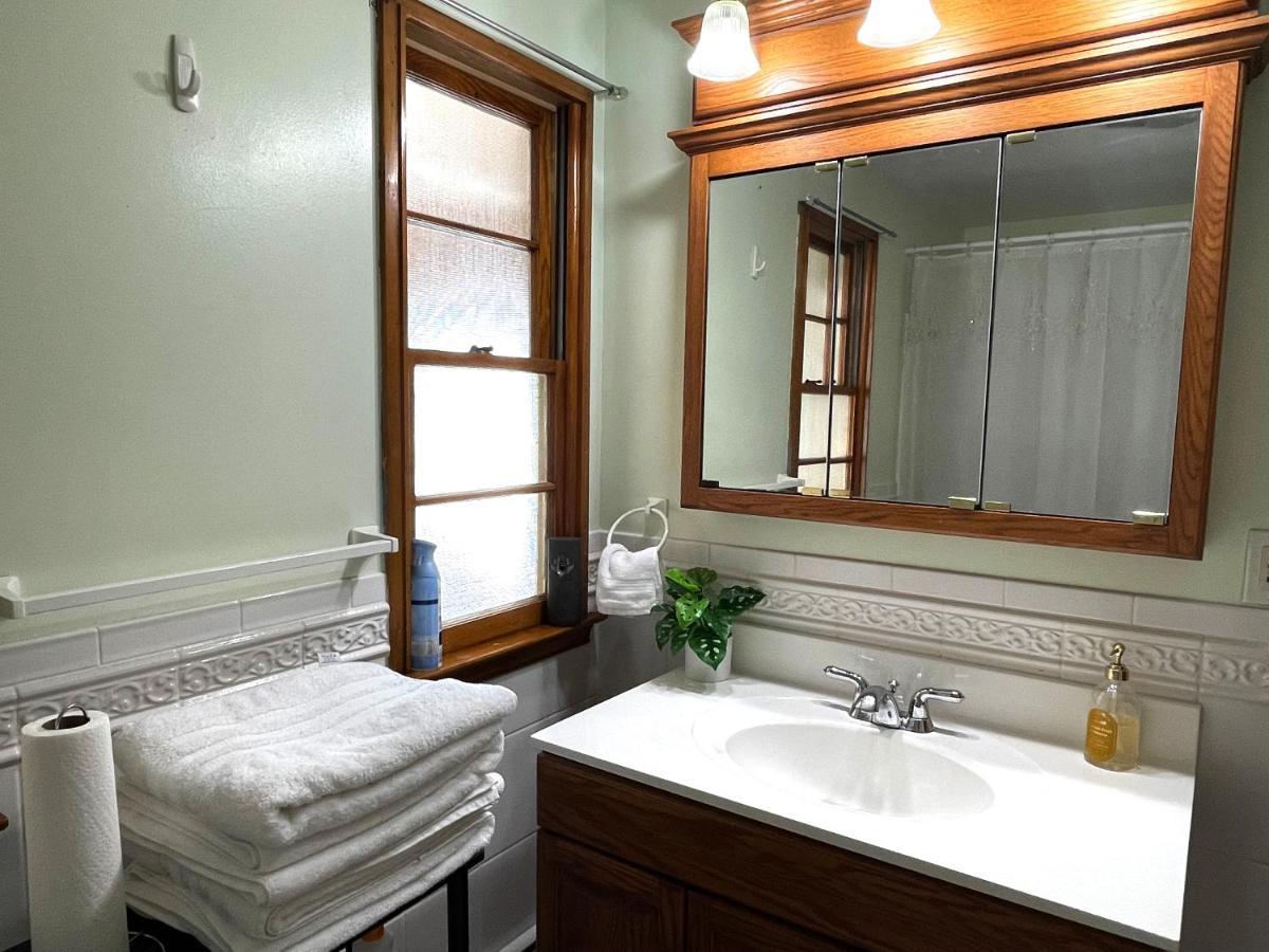 Entire In - 6 Guests 3 Bedroom 1 Bath - Convenient Location - 25min To Niagara Falls Hébergement de vacances