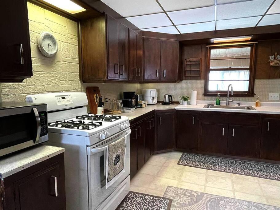 Entire In - 6 Guests 3 Bedroom 1 Bath - Convenient Location - 25min To Niagara Falls *
