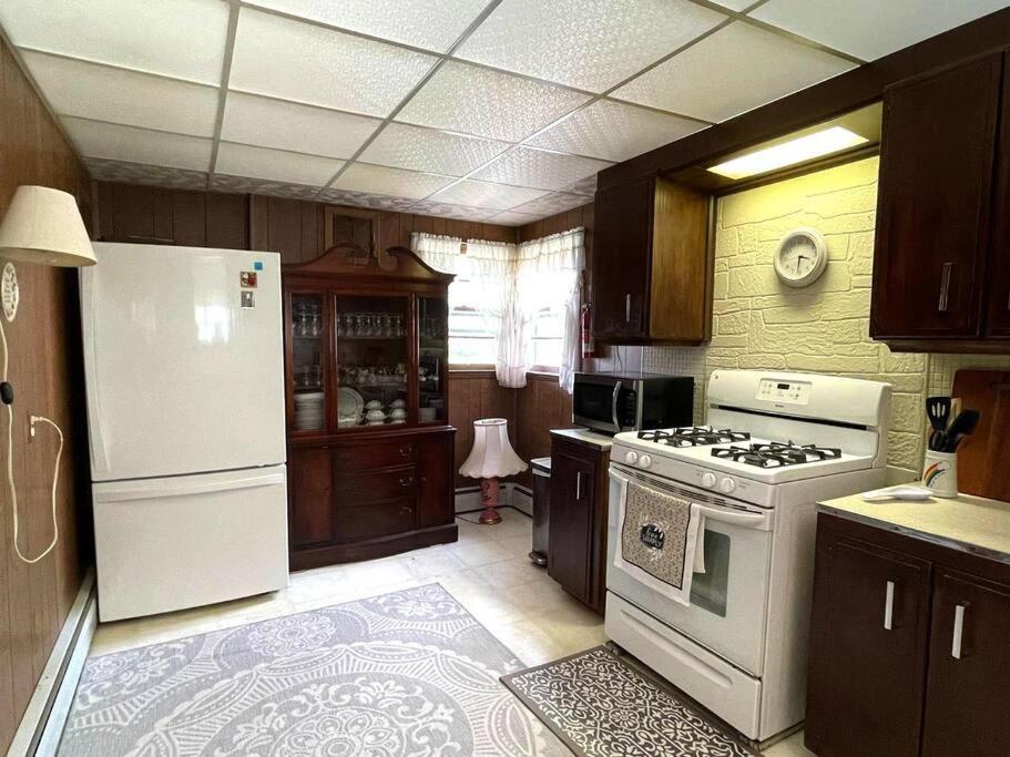 Entire In - 6 Guests 3 Bedroom 1 Bath - Convenient Location - 25min To Niagara Falls