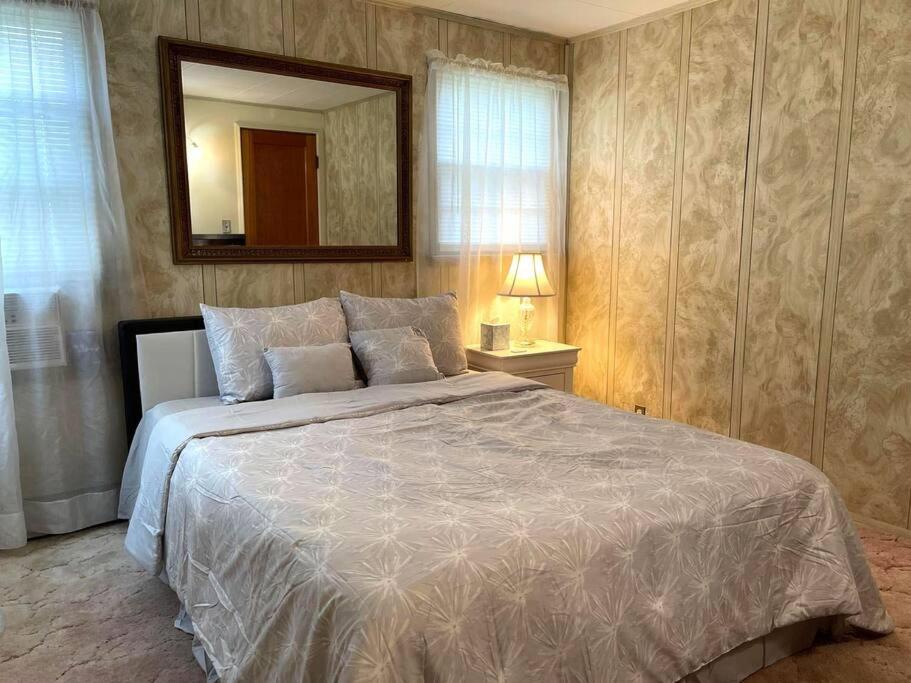 Entire In - 6 Guests 3 Bedroom 1 Bath - Convenient Location - 25min To Niagara Falls Buffalo