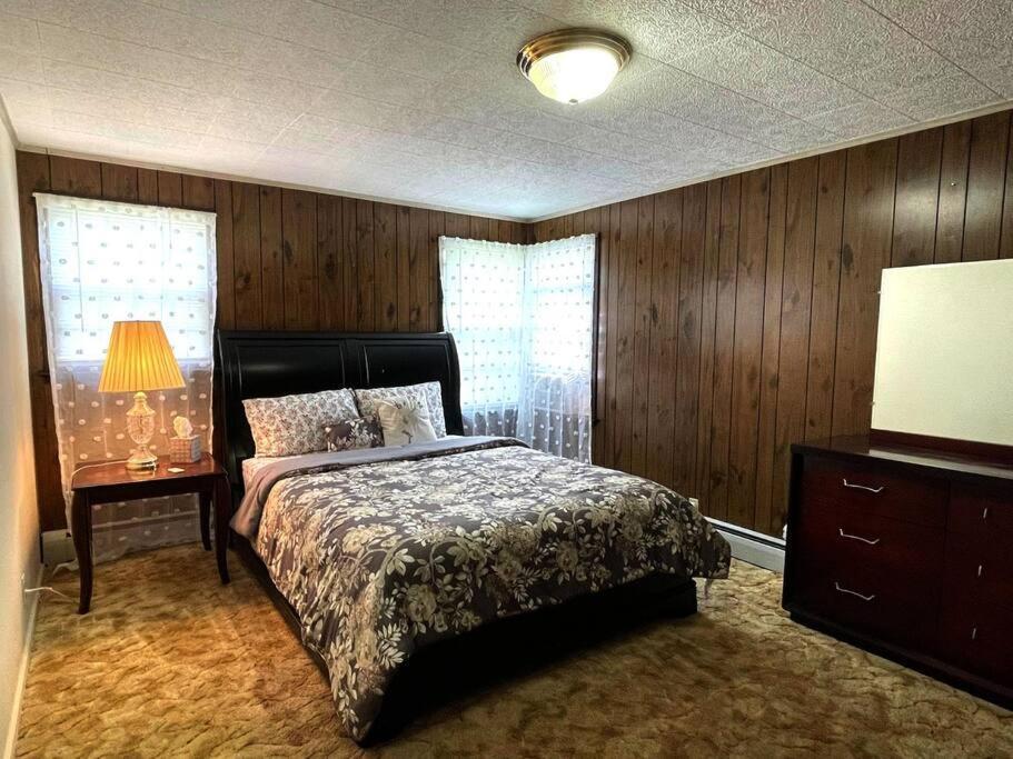 Entire In - 6 Guests 3 Bedroom 1 Bath - Convenient Location - 25min To Niagara Falls * Buffalo